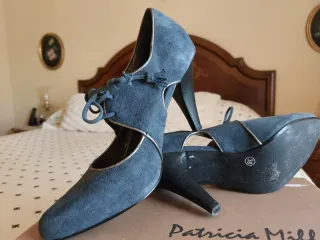 Zapatos de tacón azul y plata