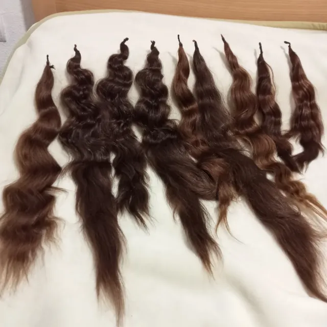 Pelo natural ondulado castaño