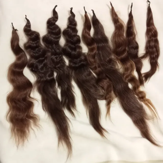 Pelo natural ondulado castaño