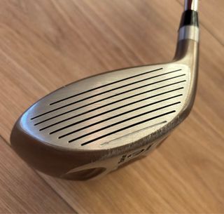 Palos de golf dorados