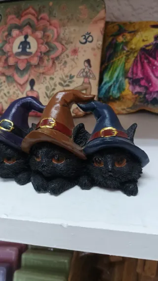 Figura 3 gatos brujos