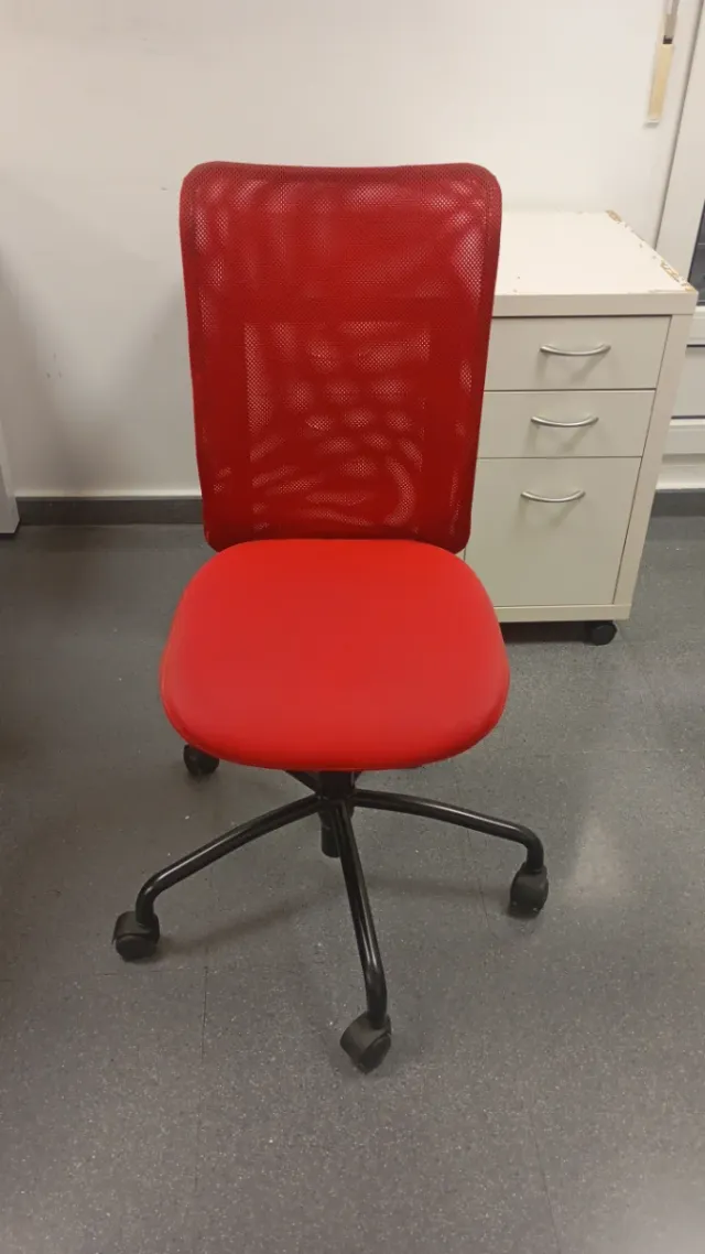 Silla de oficina roja y negra