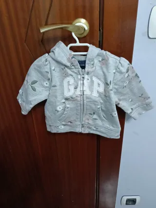 Sudadera Gap niña floral gris y rosa
