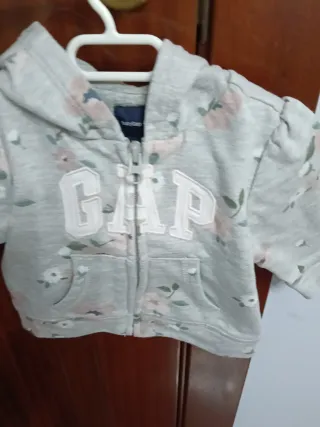 Sudadera Gap niña floral gris y rosa