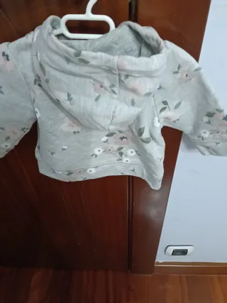 Sudadera Gap niña floral gris y rosa