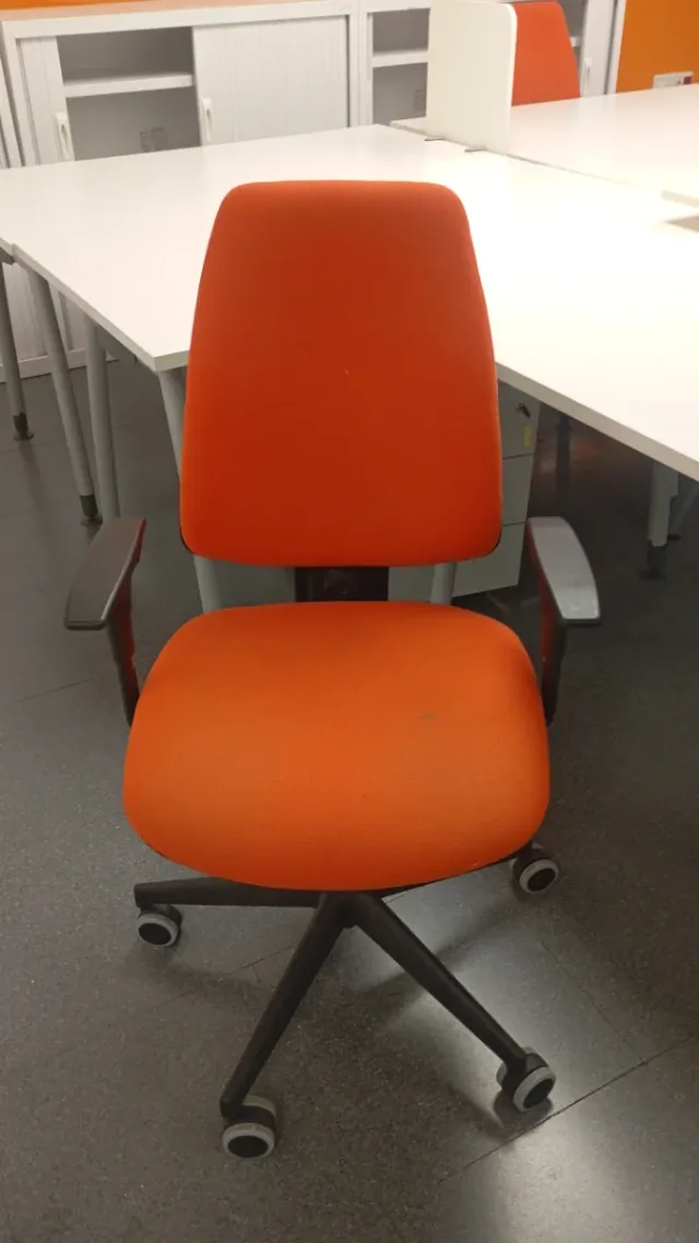 Silla de oficina naranja y negra