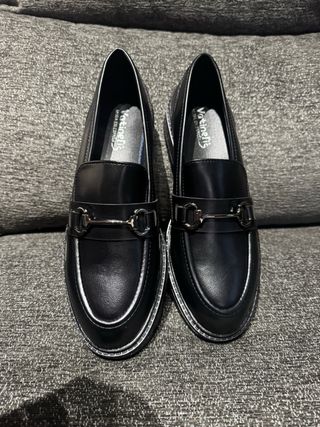 Mocasines negros con detalle metálico