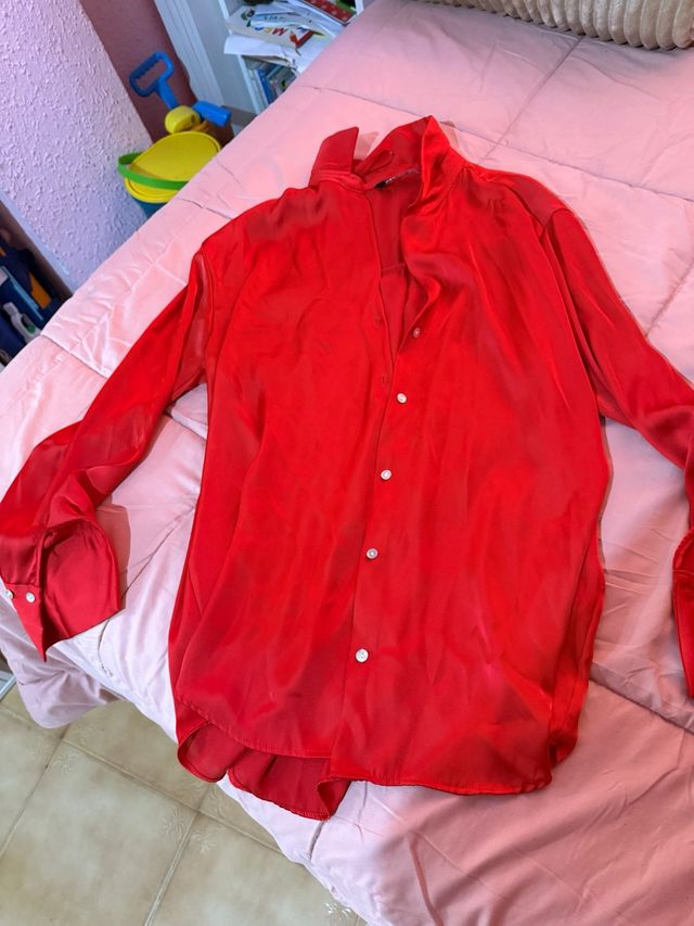 Camisa roja satinada