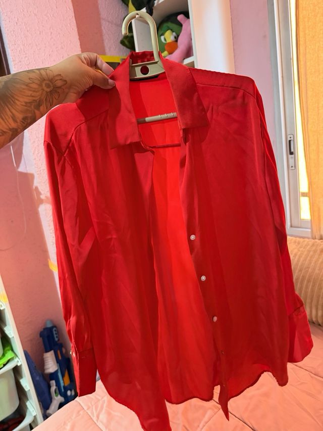 Camisa roja satinada