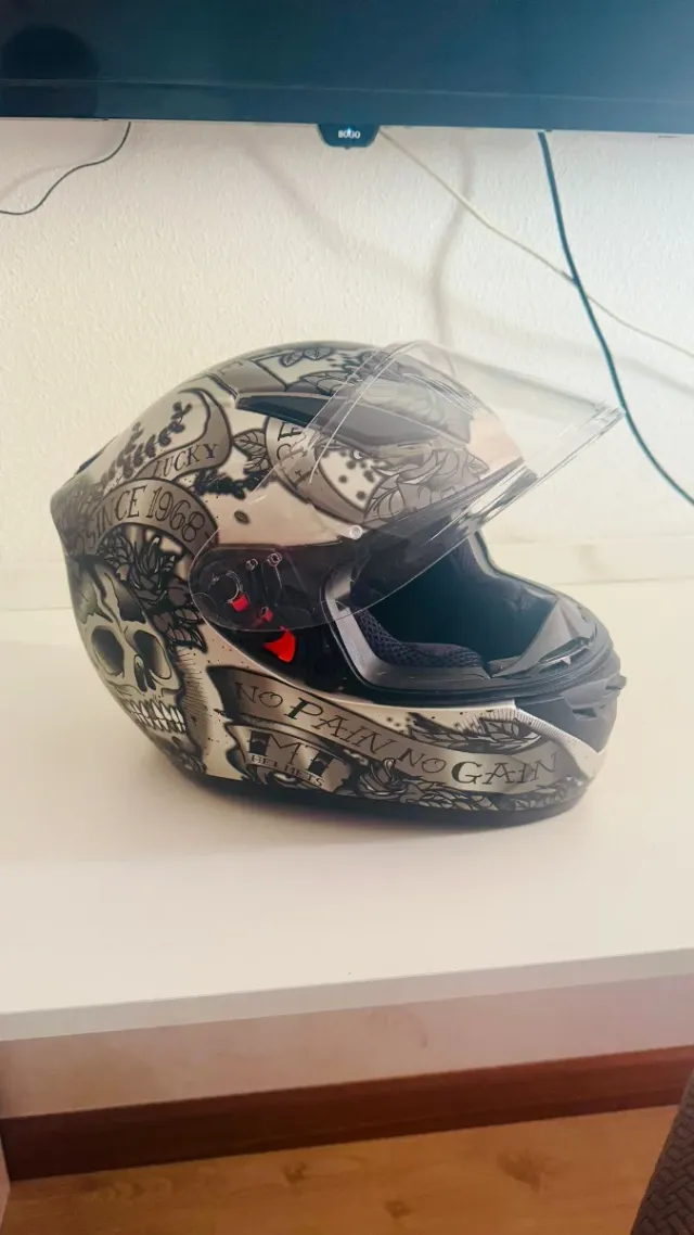 Casco moto MT Helmets con design distintivo