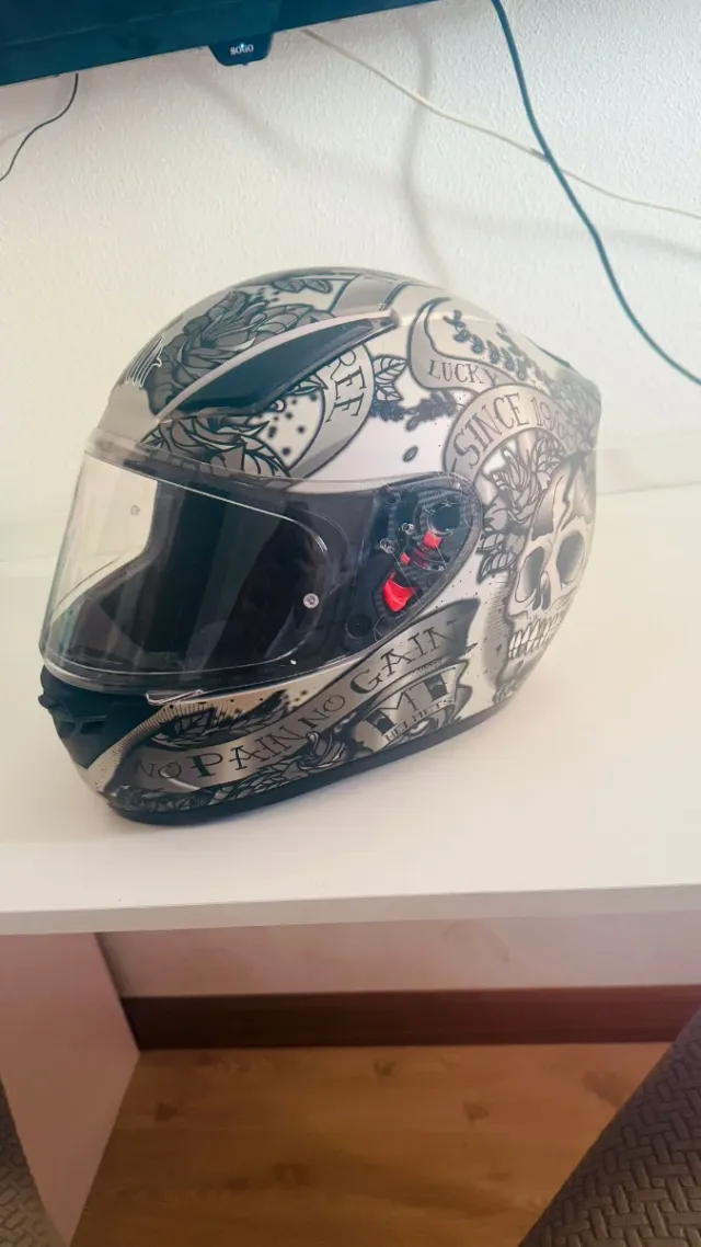 Casco moto MT Helmets con design distintivo