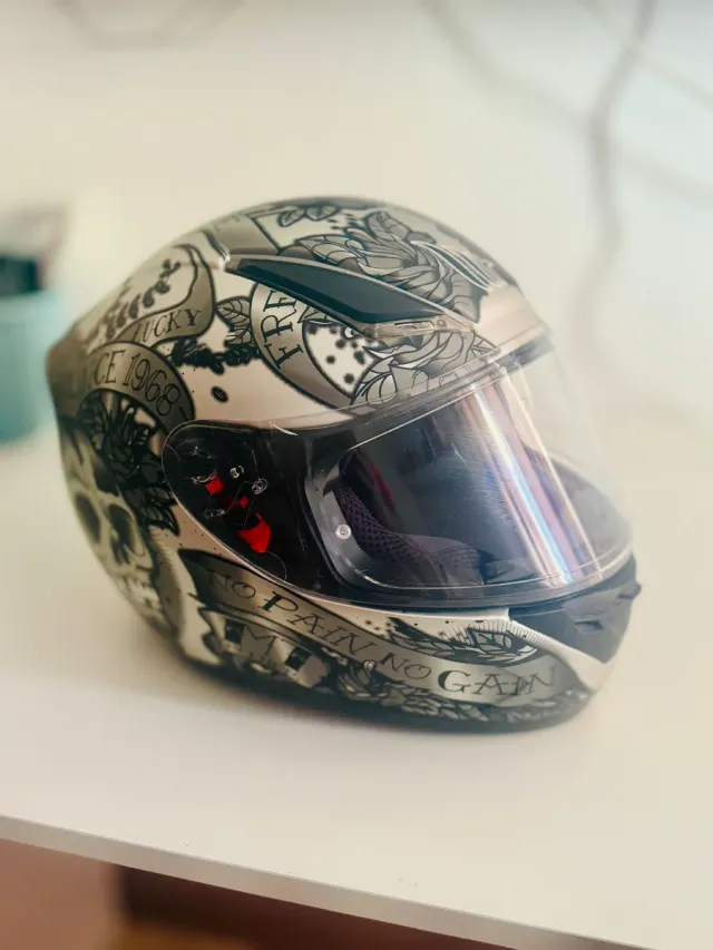 Casco moto MT Helmets con design distintivo