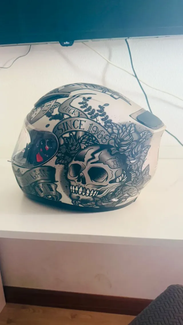 Casco moto MT Helmets con design distintivo