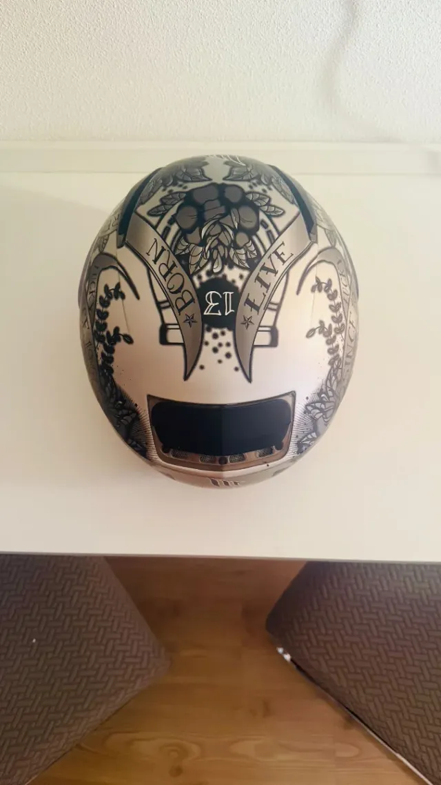 Casco moto MT Helmets con design distintivo