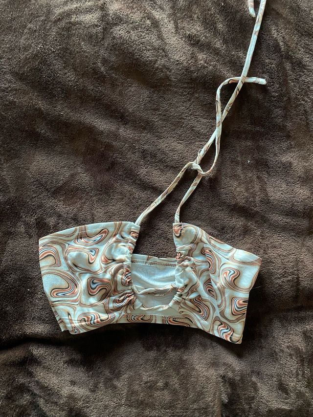 Top estampado con tiras