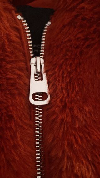 Giacca sintetica rossa con cappuccio