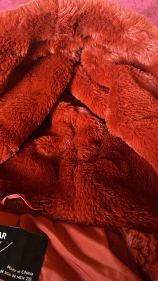 Giacca sintetica rossa con cappuccio