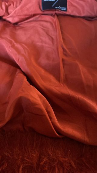 Giacca sintetica rossa con cappuccio