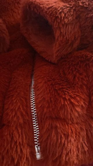 Giacca sintetica rossa con cappuccio