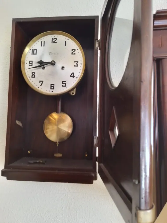 Reloj de pared antiguo de madera