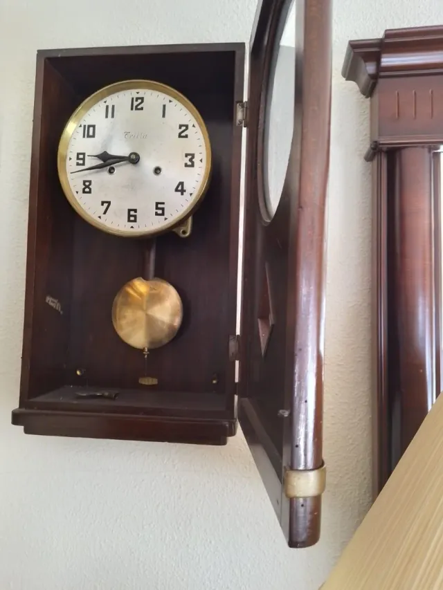 Reloj de pared antiguo de madera