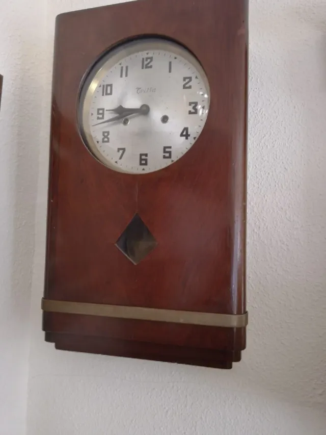 Reloj de pared antiguo de madera