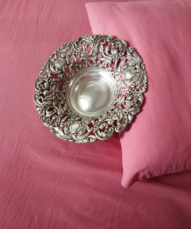 Centro de mesa vintage metal repujado baño plata