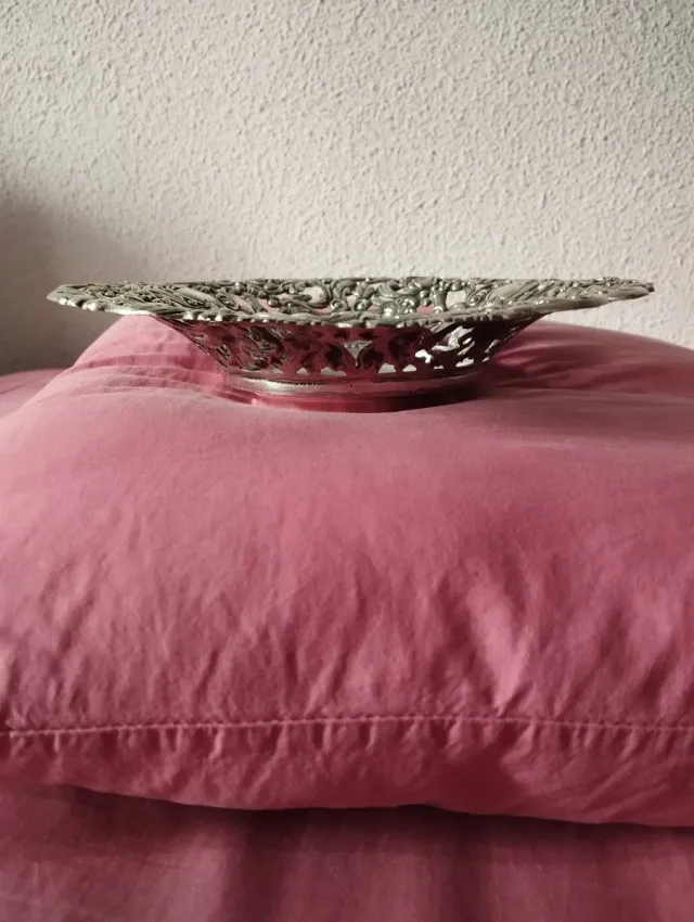 Centro de mesa vintage metal repujado baño plata