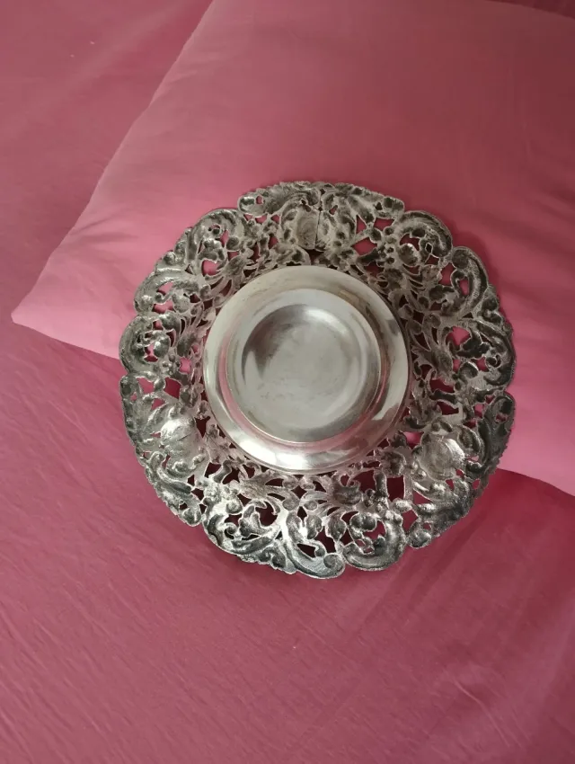 Centro de mesa vintage metal repujado baño plata