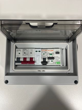 Cuadro de protecciones para cargador con schuko