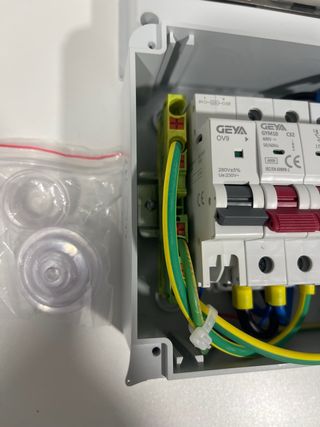 Cuadro de protecciones para cargador con schuko