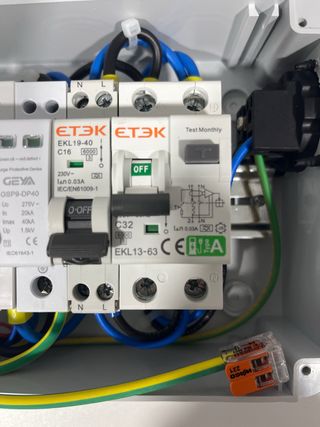 Cuadro de protecciones para cargador con schuko