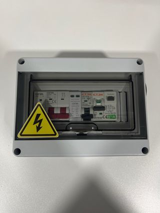 Cuadro de protecciones para cargador con schuko