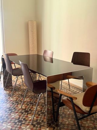 Mesa comedor cristal rojo patas cromo