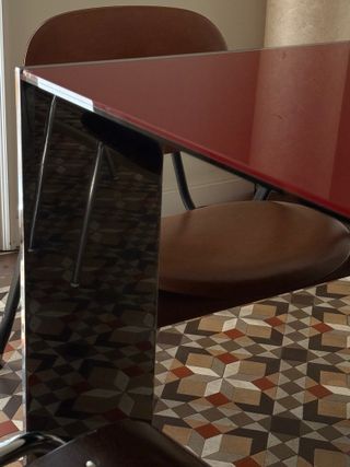 Mesa comedor cristal rojo patas cromo