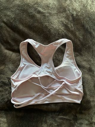 Top deportivo rosa con tiras cruzadas