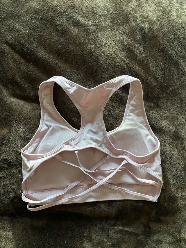 Top deportivo rosa con tiras cruzadas