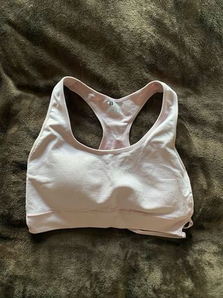 Top deportivo rosa con tiras cruzadas