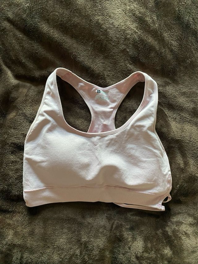 Top deportivo rosa con tiras cruzadas