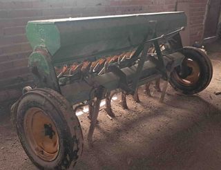 Sembradora 17 brazos de 2,35 metros.