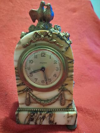 Reloj de sobremesa antiguo a cuerda