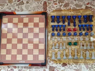 Scacchiera e pezzi trasparenti e blu