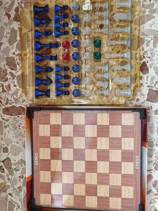 Scacchiera e pezzi trasparenti e blu