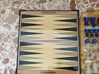 Scacchiera e pezzi trasparenti e blu