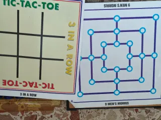 Scacchiera e pezzi trasparenti e blu