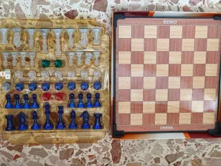 Scacchiera e pezzi trasparenti e blu