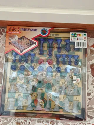 Scacchiera e pezzi trasparenti e blu