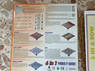 Scacchiera e pezzi trasparenti e blu