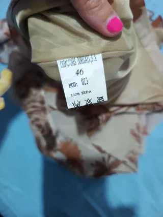 Falda de seda floral beige y marrón