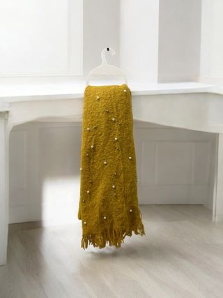 Bufanda pelito mostaza con perlas